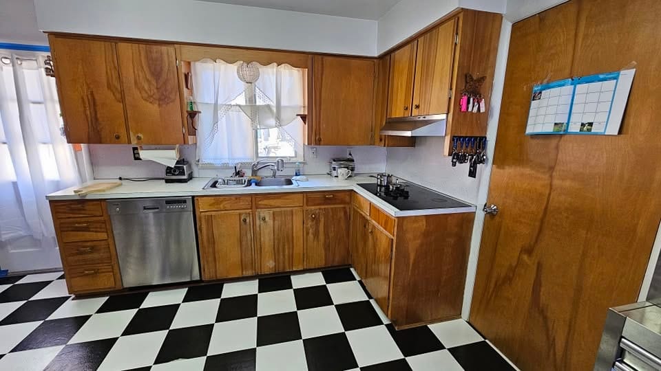 Kitchen Cabinet Makeover — before