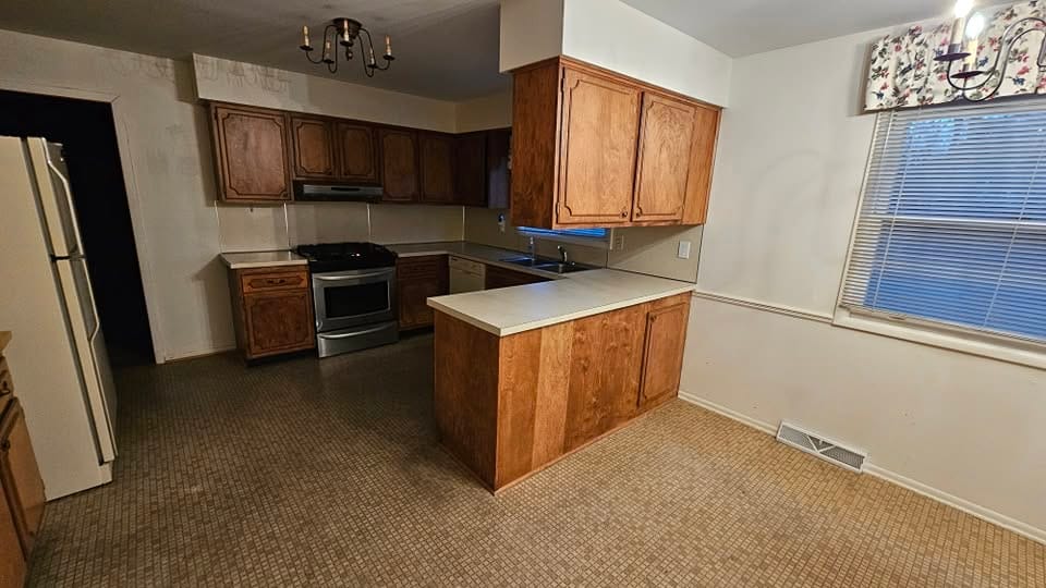 Maple Kitchen — Peninsula — before